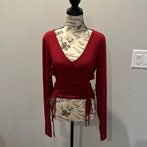 Fabulous draw stringed contemporary top. Size large. New